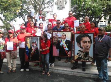 Anhänger der sozialistischen Regierung protestieren gegen die Entfernung der Bilder von Chávez und Bolívar Anhänger der sozialistischen Regierung protestieren gegen die Entfernung der Bilder von Chávez und Bolívar