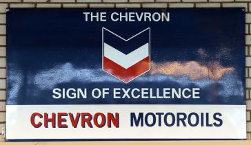 Werbeplakat von Chevron, einem der größten Ölkonzerne weltweit Werbeplakat von Chevron, einem der größten Ölkonzerne weltweit