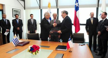 Die Außenminister von Chile, Muñoz (links) und Uruguay, Nin Novoa nach Unterzeichnung des Abkommens. In der Mitte: Uruguays Präsident Vázquez