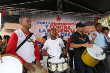 Musikgruppe auf dem Podium am Präsidentenpalast Miraflores. Transparent: "Für die Unabhängigkeit und gegen die Einmischung der OAS"