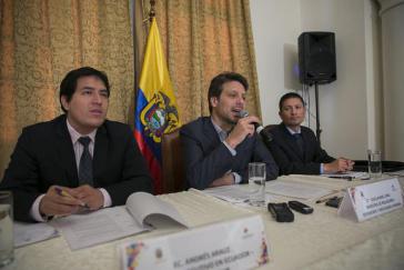 Der Direktor der Bank des Südens Ecuador, Andres Arauz, und Ecuadors Außenminister Guillaume Long (v.l.) während des Treffens