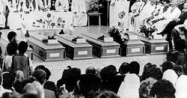 Beerdigung der Opfer des Massakers 1989