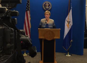 US-Botschafterin Laura Dogu spricht während einer Pressekonferenz über den Nica Act