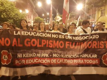 "Nein zum fujimoristischen Putsch" – Tausende protestieren in Lima gegen die von der Fuerza Popular geplante Absetzung des Bildungsministers