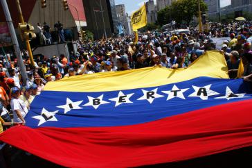 Schriftzug "Freiheit" auf einer venezolanischen Fahne bei der Demonstration der Regierungsgegner