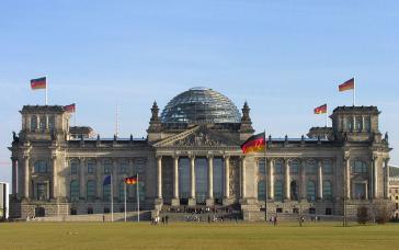 Plenarsaal-Gebäude des Bundestages im Reichstag in Berlin