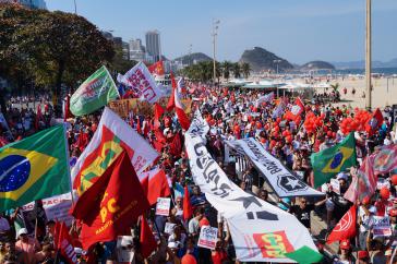 In Copacabana warfen 30.000 Menschen der neuen Regierung einen Putsch vor