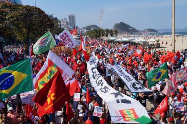 In Copacabana warfen 30.000 Menschen der neuen Regierung einen Putsch vor In Copacabana warfen 30.000 Menschen der neuen Regierung einen Putsch vor