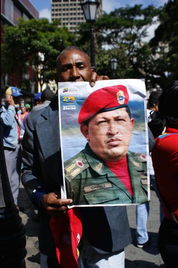 Chavist mit dem Foto von Hugo Chávez