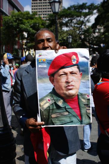 Chavist mit dem Foto von Hugo Chávez Chavist mit dem Foto von Hugo Chávez