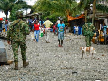 Soldaten in einer Ortschaft der Cacarica-Zone
