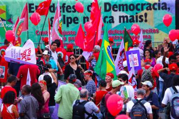 Demonstrierende in São Paulo: "In Verteidigung der Demokratie – Nie wieder Putsch" Demonstrierende in São Paulo: "In Verteidigung der Demokratie – Nie wieder Putsch"