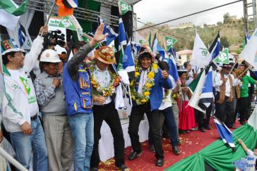 Großkundgebung in La Paz zum Abschluss der Kampagne für das "Sí". Links von Evo Morales (mit Helm) sein Vize Álvaro García Linera