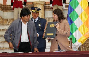 Präsident Morales und Gesundheitsministerin Ariana Campero
bei der Unterzeichnung des Gesetzes am vergangenen Freitag