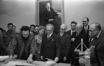 Fidel Castro und Erich Honecker über einer Landkarte. Castro zeigte seinen Gastgebern die Position der Thälmann-Insel