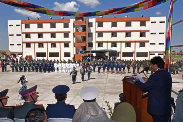 Präsident Morales bei seiner Rede vor dem Gebäude der Escuela Antiimperialista de los Pueblos del Abya Yala y de las Fuerzas Armadas (FFAA) 'Juan José Torres'