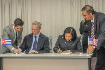 Eric Schmidt (links) und Etecsa-Präsidentin Mayra Arevich bei der Unterzeichnung des Abkommens am 12. Dezember in Havanna