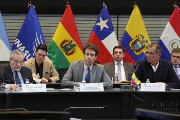 Ecuadors Außenminister Long (Mitte) verliest die gemeinsame Erklärung