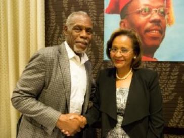 US-Schauspieler Danny Glover mit Lavalas-Kandidatin Maryse Narcisse US-Schauspieler Danny Glover mit Lavalas-Kandidatin Maryse Narcisse