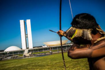 Während einer Demonstration indigener Gemeinschaften vor dem Nationalkongress in Brasília gegen die schleppende Demarkation ihres Landes Während einer Demonstration indigener Gemeinschaften vor dem Nationalkongress in Brasília gegen die schleppende Demarkation ihres Landes