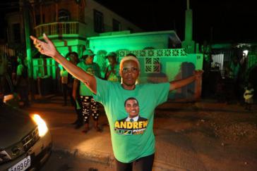 Anhängerin des wiedergewählten Präsidenten Andrew Holness Anhängerin des wiedergewählten Präsidenten Andrew Holness
