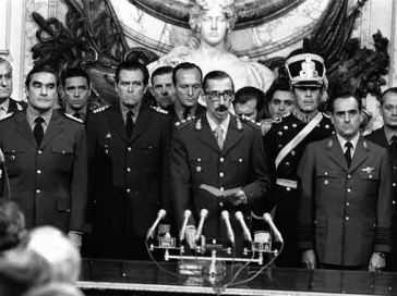General Videla bei seinem Amtseid 1976