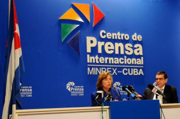 Josefina Vidal und der kubanische Botschafter in Washington, Jose Ramon Cabañas, bei der Pressekonferenz am Dienstag