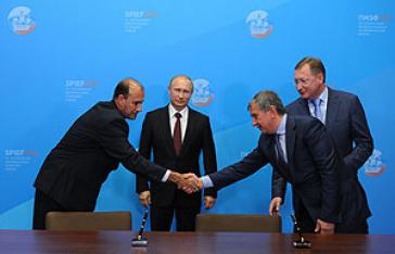 Rosneft-Chef Ogot Sechin und CUPET-Präsident Juan Torres Naranjo 2014 in St. Petersburg