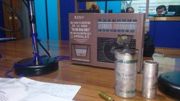 Kabine des Lokalradios Tuun Ñuu Savi mit Granaten und Patronenhülsen, die in Nochixtlán abgefeuert wurden Kabine des Lokalradios Tuun Ñuu Savi mit Granaten und Patronenhülsen, die in Nochixtlán abgefeuert wurden