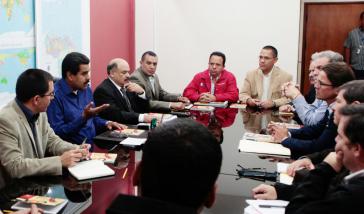 Präsident Maduro sucht den Dialog mit Unternehmern. Ihm gegenüber (mit Brille) Lorenzo Mendoza, Vorstandsvorsitzender von Polar, dem größten Lebensmittelkonzern und Privatunternehmen Venezuelas Präsident Maduro sucht den Dialog mit Unternehmern. Ihm gegenüber (mit Brille) Lorenzo Mendoza, Vorstandsvorsitzender von Polar, dem größten Lebensmittelkonzern und Privatunternehmen Venezuelas