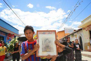 Gedenken an Martina Rojas. Sie wurde 1981 zusammen mit weiteren 15 Frauen, Männern und Kindern festgenommen und in die Militärzone 21 von Cóban verschleppt. Sie ist eines der 97 identifizierten Opfer