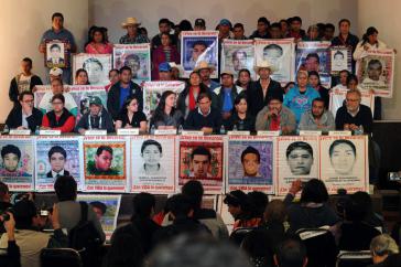 Bei einer öffentlichen Veranstaltung legte die EAAFam 9. Februar 2016 ihren Bericht zum Fall Ayotzinapa vor Bei einer öffentlichen Veranstaltung legte die EAAFam 9. Februar 2016 ihren Bericht zum Fall Ayotzinapa vor