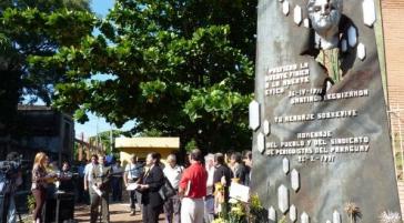 Ehrung des vor 25 Jahren ermordeten Journalisten Santiago Leguizamón vor seinem Denkmal in Asunción