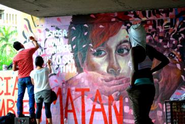 Aktivistinnen fertigen eine Wandmalerei gegen Frauenmorde in Cali an