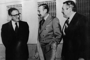 Henry Kissinger, General Videla und Botschafter Castro (rechts) im Juni 1978