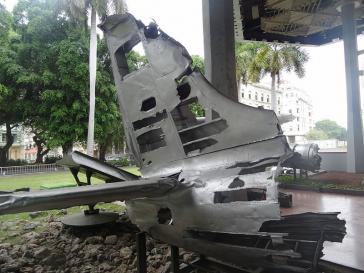 Überreste eines bei der Invasion in der Playa Girón abgeschossenen US-amerikanischen B-26-Bombers im Revolutionsmuseum in Havanna