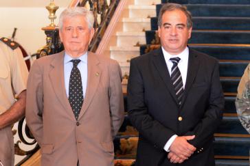 Argentiniens Sekretär für Sicherheit und militärische Angelegenheiten, Ángel Tello, und Verteidigungsminister Julio Martínez (rechts) in Washington