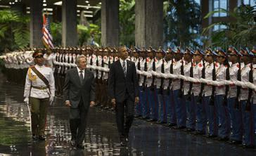 Raúl Castro (mi.) und Barack Obama (re.) vor der kubanischen Ehrengarde