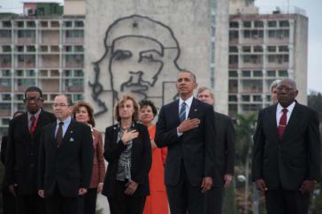 Obama auf dem Platz der Revolution, wo er vormittags in Begleitung von Salvador Valdés Mesa, Vizepräsident des Staatsrates (rechts neben ihm), am Martí-Denkmal einen Kranz niederlegte. Im Hintergrund das Konterfei von Che Guevara