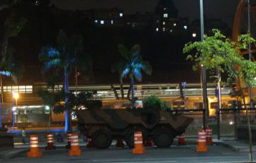 Ein Panzer an einer der Verkehrsadern in Rio de Janeiro am Abend des Beginns von Olympia.