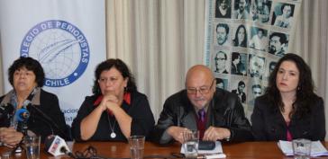 Angehörige von Diktaturopfern und Vertreter des Journalistenverbandes bei der Pressekonferenz