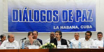 Rita Sandberg (Norwegen) und Rodolfo Benitez (Kuba) verlasen das Dokument. Neben ihnen die Leiter der Friedensdelegationen der Regierung Kolumbiens, Humberto de la Calle (links) und der Farc, Iván Márquez