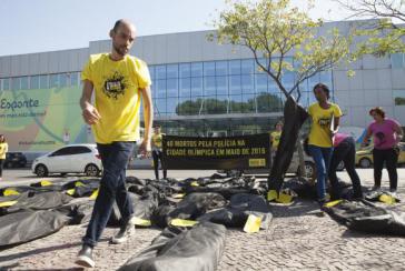 Aktivisten von Amnesty International weisen auf die Toten durch Polizeieinsätze hin