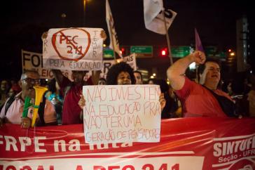 Die Proteste gegen Kürzungen im Bildungsbereich und die von der Regierung geplante Hauhaltsbremse für 20 Jahre reißen in Brasilien nicht ab Die Proteste gegen Kürzungen im Bildungsbereich und die von der Regierung geplante Hauhaltsbremse für 20 Jahre reißen in Brasilien nicht ab