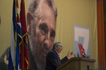 Raúl Castro vor dem Bild des Revolutionsführers Fidel Castro