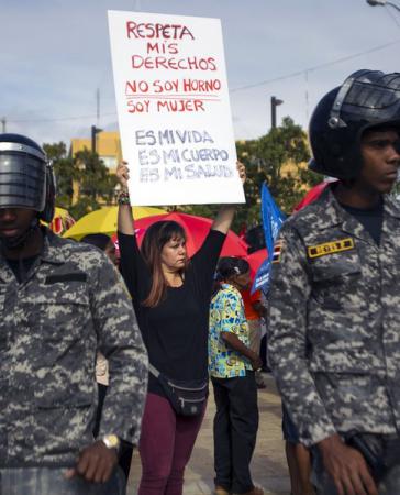 Protest gegen Abtreibungsverbot in der Dominikanischen Republik: "Respektier meine Rechte! Ich bin kein Ofen, sondern Frau! Mein Leben. Mein Körper. Meine Gesundheit."