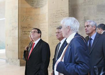 Außenminister von Kuba im Bundestag: Bruno Rodríguez (li.) besichtigt sowjetische Graffiti. Mit im Bild: Wolfgang Gehrcke (vo.) und Gerardo Peñalver (re.)
