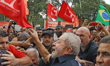 Lula umgeben von Anhängern in São Bernardo do Campo