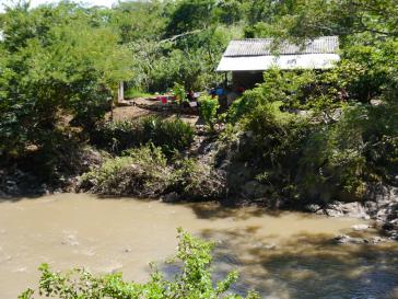 Der Fluss San Sebastián in El Salvador ist nach Beendigung der Bergbauarbeiten in den 1980ern immer noch stark kontaminiert (Aufnahme aus dem Jahr 2015)