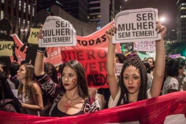Großdemonstration in São Paulo gegen Gewalt an Frauen. "Ser Mulher Sem Temer" - "Frau sein ohne Furcht zu haben" oder "Frau sein ohne Temer". Michel Temer ist der derzeitige Putschpräsident Großdemonstration in São Paulo gegen Gewalt an Frauen. "Ser Mulher Sem Temer" - "Frau sein ohne Furcht zu haben" oder "Frau sein ohne Temer". Michel Temer ist der derzeitige Putschpräsident